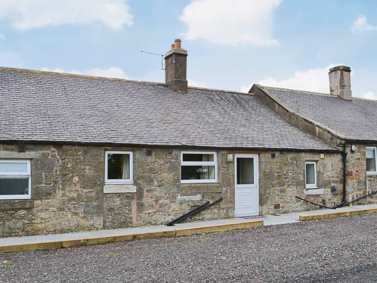 Cottage with yard & patio in Belford