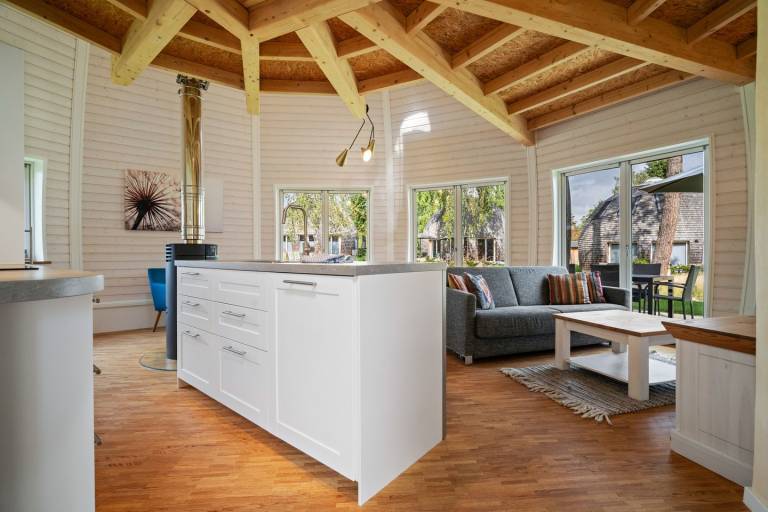 Design trifft Ruhe: Kugelhaus Chiara am Tollensesee mit Sauna, Kamin & Terrasse — photo 4