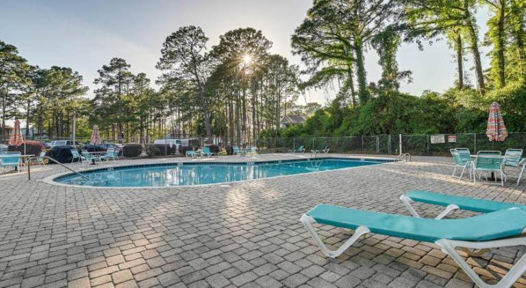 Rental apartment with pool | Pets allowed in Garden City, SC