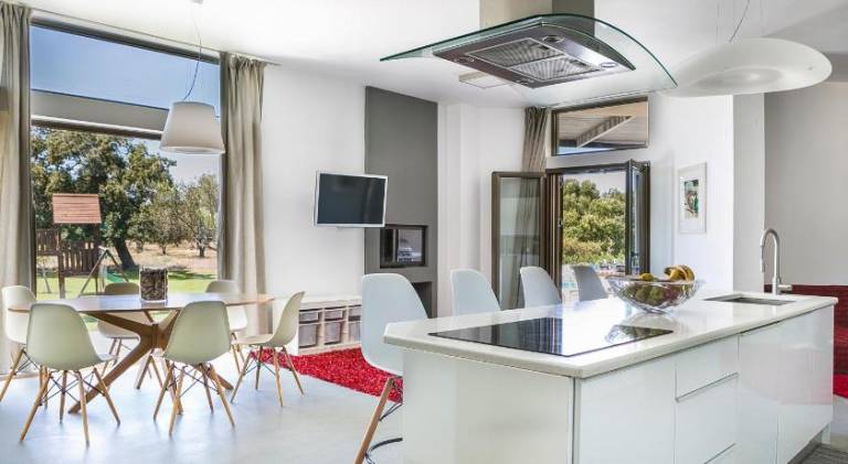 Fully equipped lovely villa with BBQ, private pool & hot tub | Perfect for remote work | Pet-friendly — photo 4