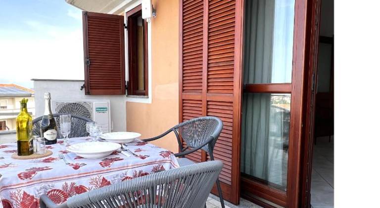 Apartment with patio — photo 3