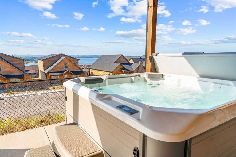 Cabin with barbecue & pool — photo 4
