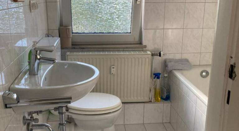 Self check in ganzes Apartment 40 m zwei Schlafzimmer Wlan Parkplatz eigenes Badezimmer mit Badewann — photo 2