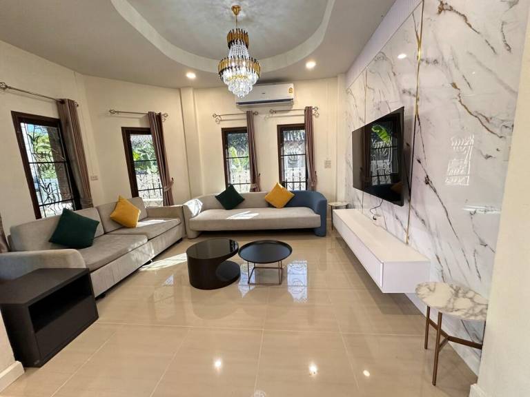 Vacation home with jacuzzi — photo 4