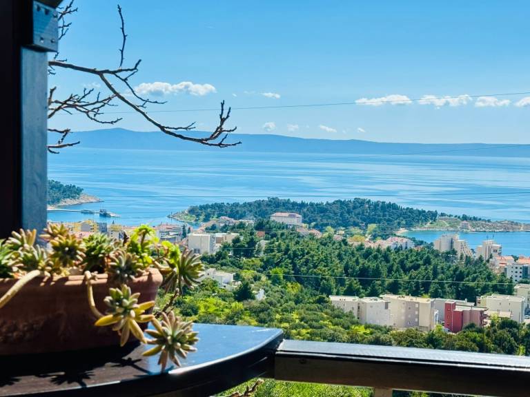 Fully equipped vacation home with private pool, yard & barbeque | Mountain view | Pets are welcome — photo 3