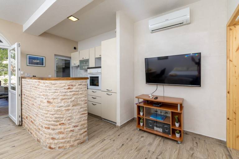Apartment with patio | Garden view | Pet-friendly — photo 4