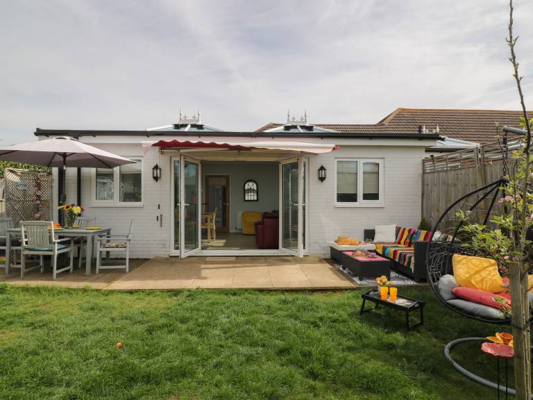 Cottage with garden | Beach view — photo 2