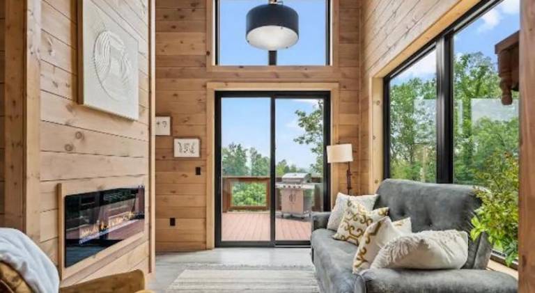 Stunning Cabin for 6 with Hot Tub & Pool Table — photo 2
