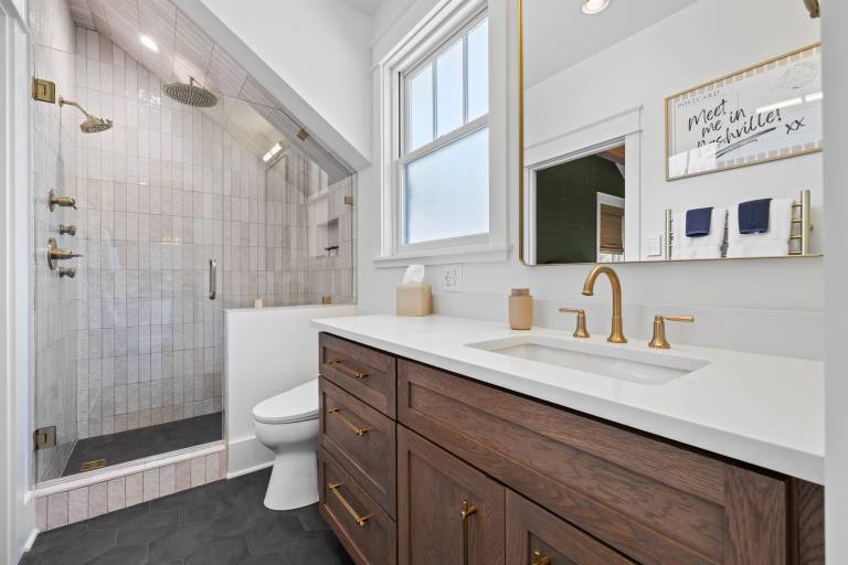 Boutique Luxury King Suite with Spa Bath & Balcony in Walkable East Nashville — photo 4