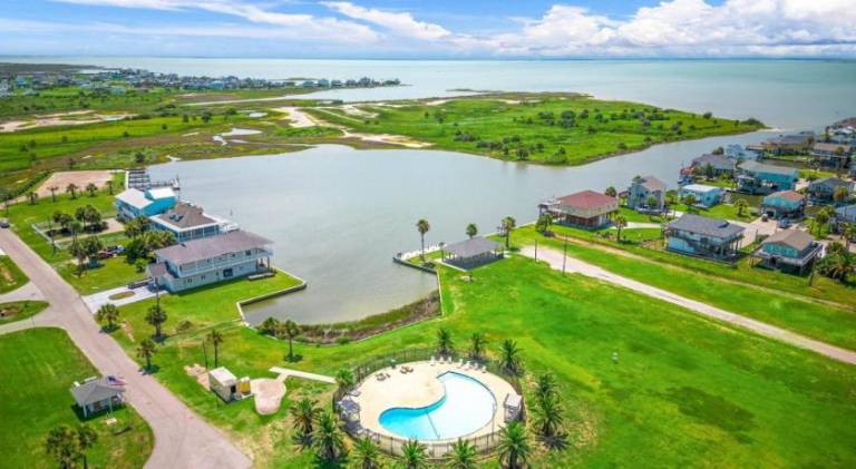 Vacation home with yard, barbeque & private pool — photo 4