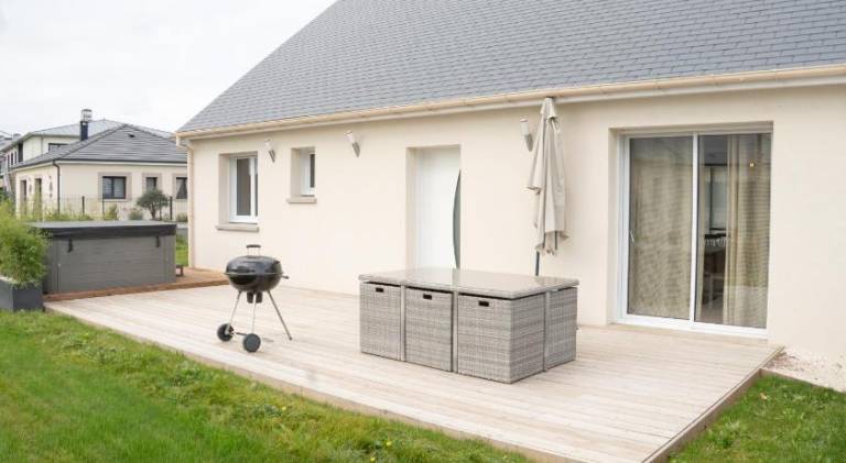 House with yard, hot tub & patio in Bayeux