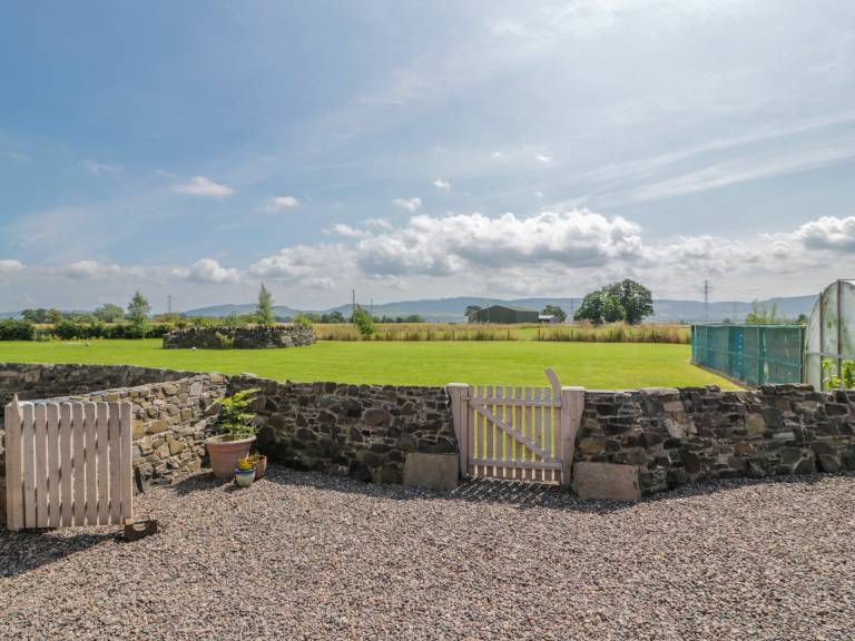 Cottage with garden — photo 3