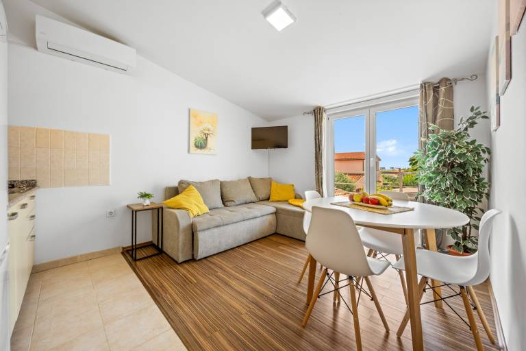 Rental apartment with terrace, BBQ & garden in Pula