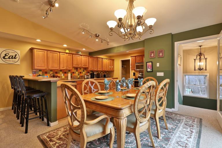 The Tanglewood Lodge: Amazing Ski Home for Groups. Hot Tub. Close to Killington Resort! — photo 3