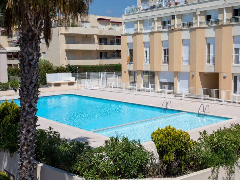 Apartment with yard, patio & pool — photo 2