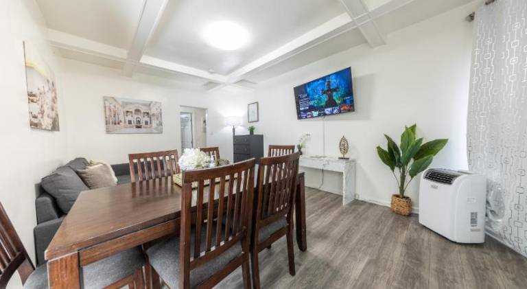 8 Beds Home with 4 Car Parking Space - Near DTLB — photo 3