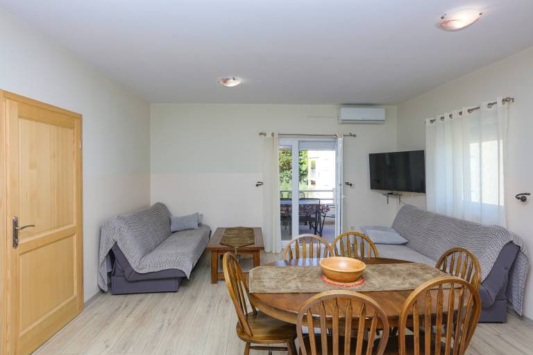 Holiday apartment with grill, patio & garden in Vodice