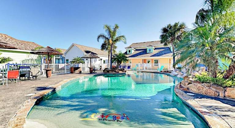 Vacation home with pool — photo 3