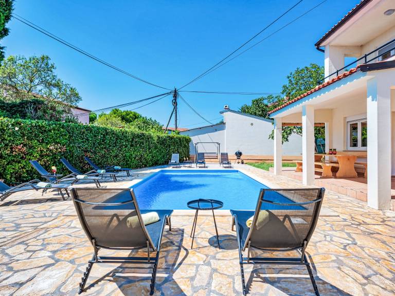 Vacation home with grill, terrace & garden — photo 2