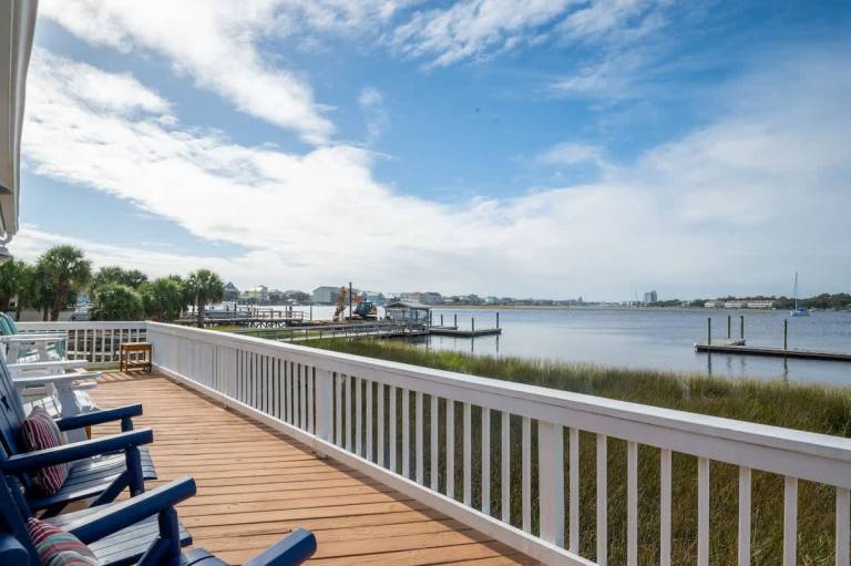 Vacation home with yard & BBQ | Water view — photo 3