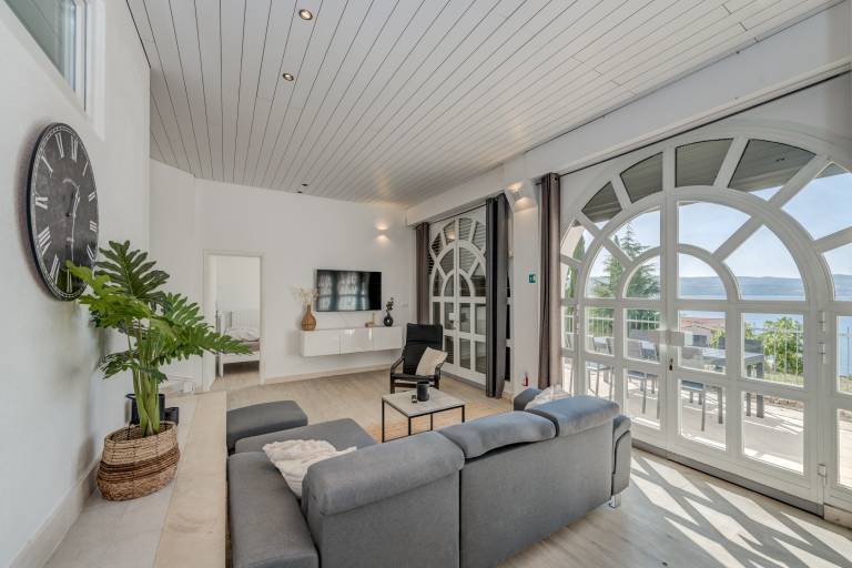 Luxury apartment with shared pool, patio & sea view — photo 2