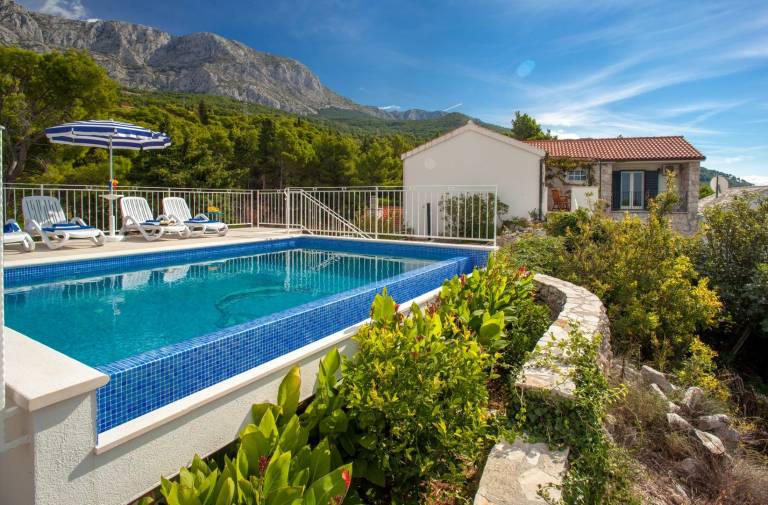 Villa with private pool, garden & patio | Mountain view in Makarska