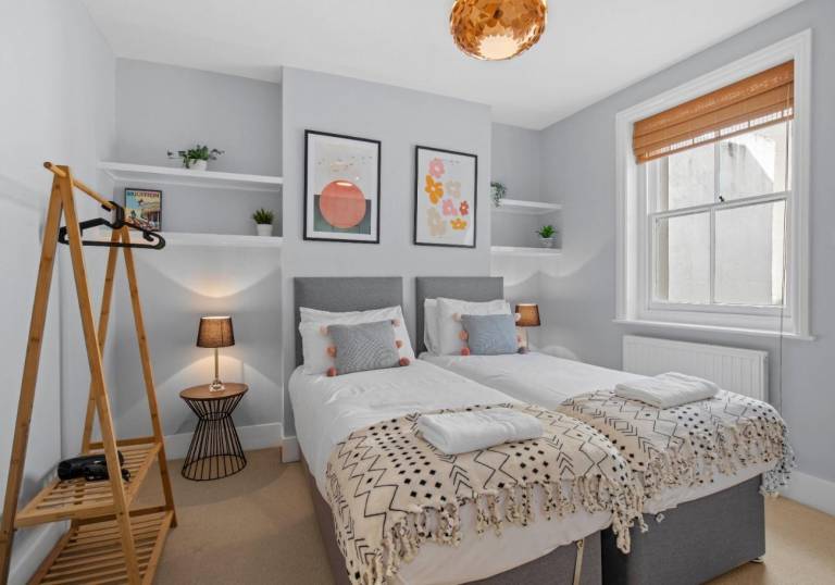 Fully equipped lovely house with terrace | Close to British Airways i360 | Dogs allowed — photo 2