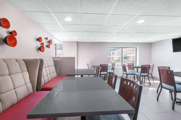 Ramada by Wyndham Tuscaloosa — photo 5