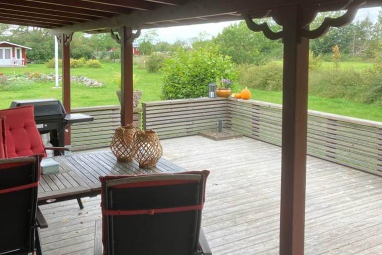 Vacation home with yard — photo 2