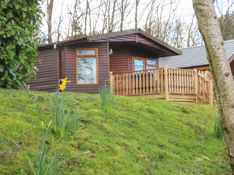 Cottage with yard & pool | Beach view — photo 2