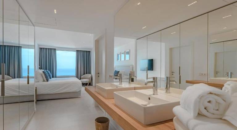 Apartment with pool — photo 2