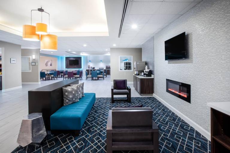 La Quinta Inn & Suites by Wyndham Lubbock North — photo 2