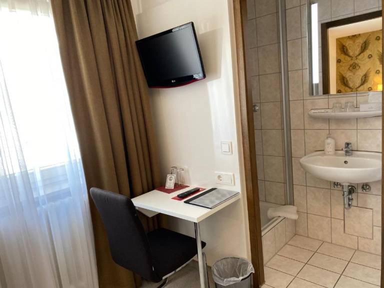 Superior Doppelzimmer 17qm mit eigenem Badezimmer max 2 Erwachsene 1 Kind