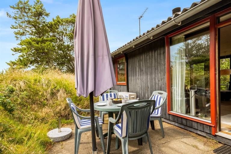 House with barbeque & patio — photo 3