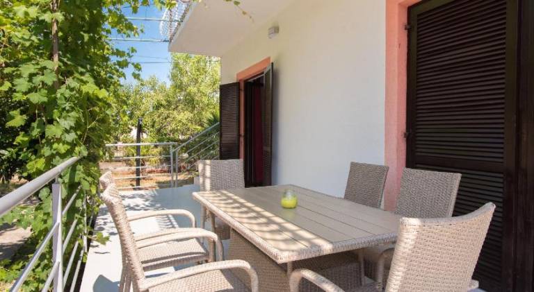 Apartment with barbeque, terrace & garden — photo 2