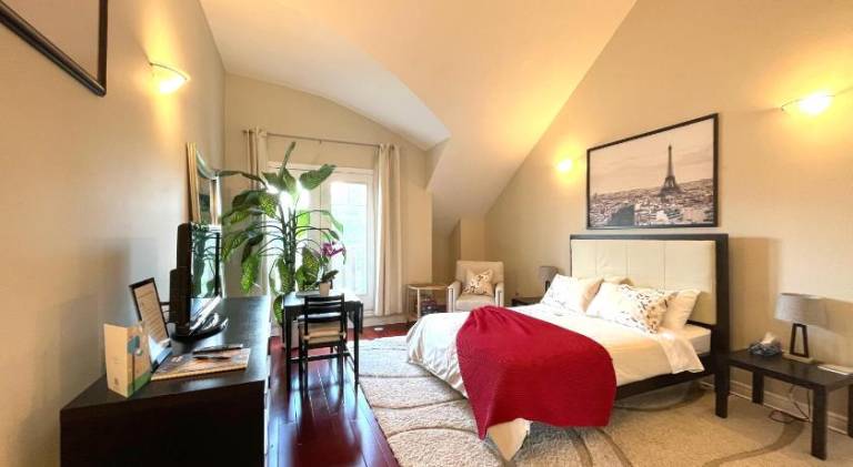 Stunning Rooms in Townhouse across the Beach