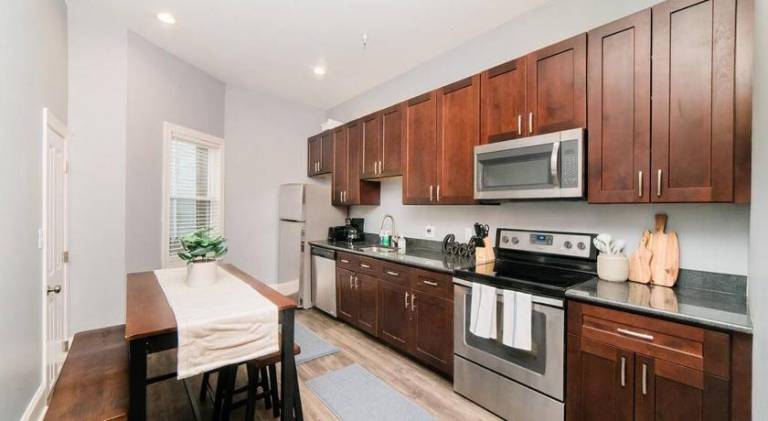 Walkable and Spacious Apt - Parking -- GroupStay — photo 2