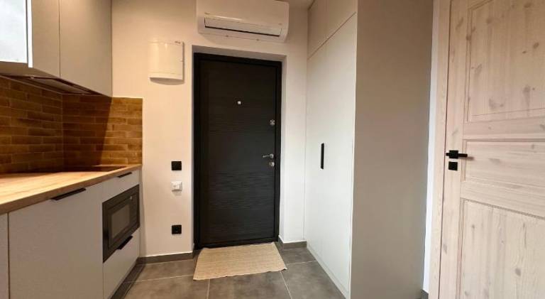 Modern Near Beach & Centre 1BR with AC and Free Parking — photo 5