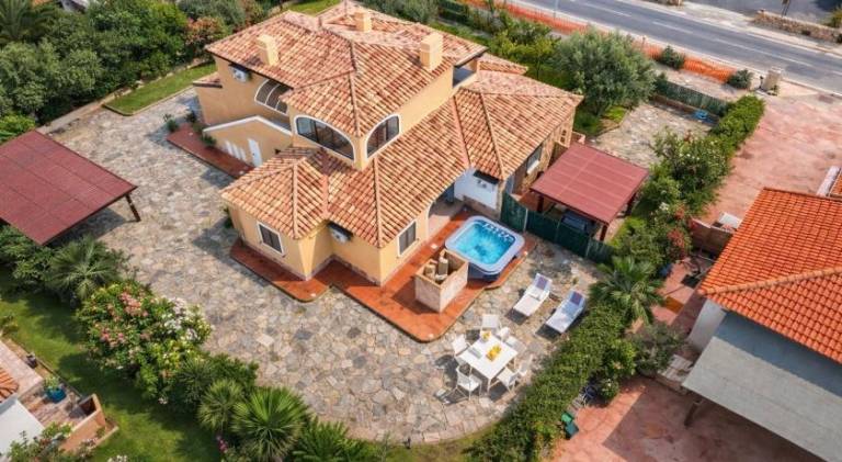 Apartment with pool & jacuzzi in San Teodoro
