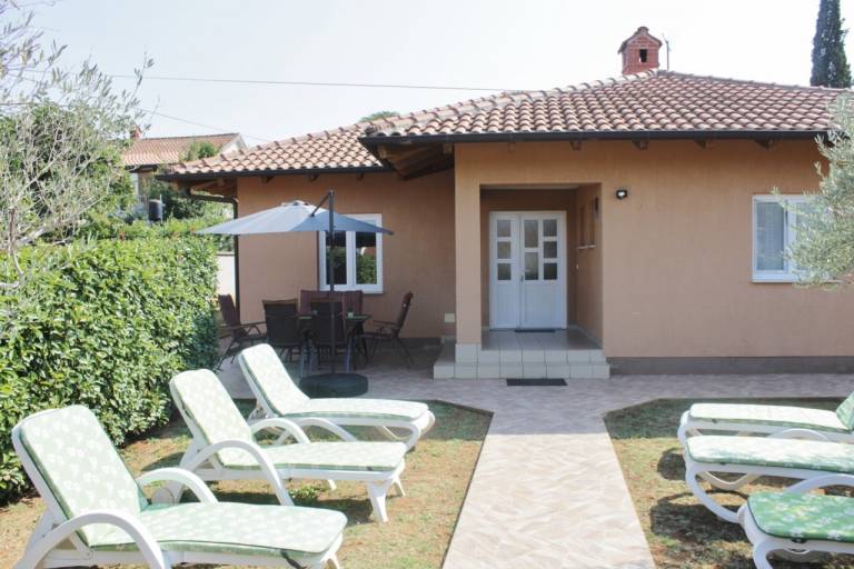 House with grill, garden & patio — photo 4