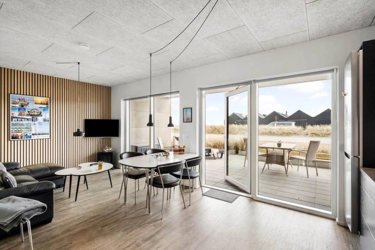 Fully equipped holiday apartment with barbecue, garden & patio | Dogs allowed — photo 2