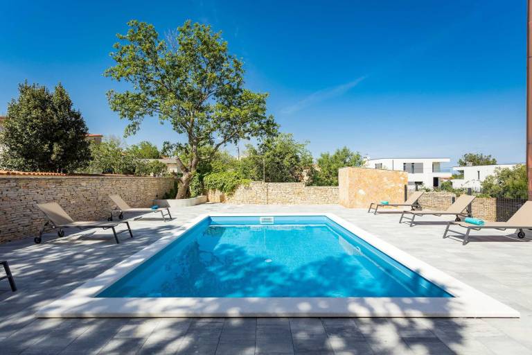 Child-friendly wonderful apartment with pool, BBQ & yard | Dogs allowed in Medulin