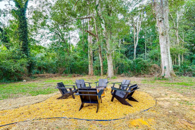 Downtown Heflin Cottage w/ Deck & Fire Pit! — photo 2