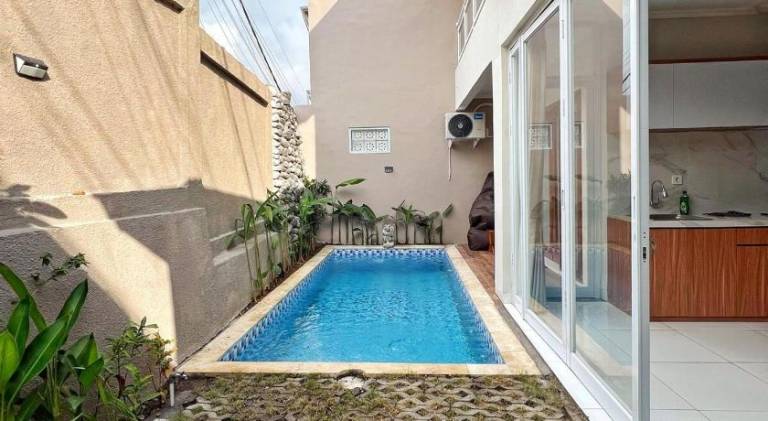 House with pool — photo 3