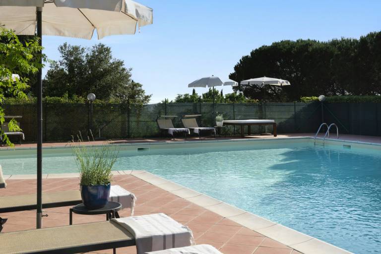 Holiday apartment with pool, patio & barbeque — photo 3