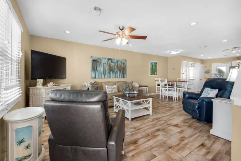 Pet Friendly, Steps to beach, 2 Pools Free Attraction Tickets! — photo 4