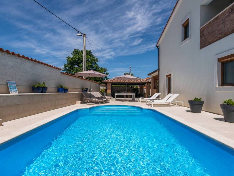 Fully equipped wonderful vacation home with private pool, BBQ & patio | Pets allowed — photo 3