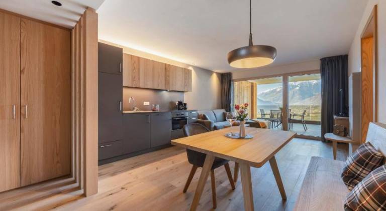 Serviced apartment with patio, sauna & pool | Perfect for remote work — photo 3