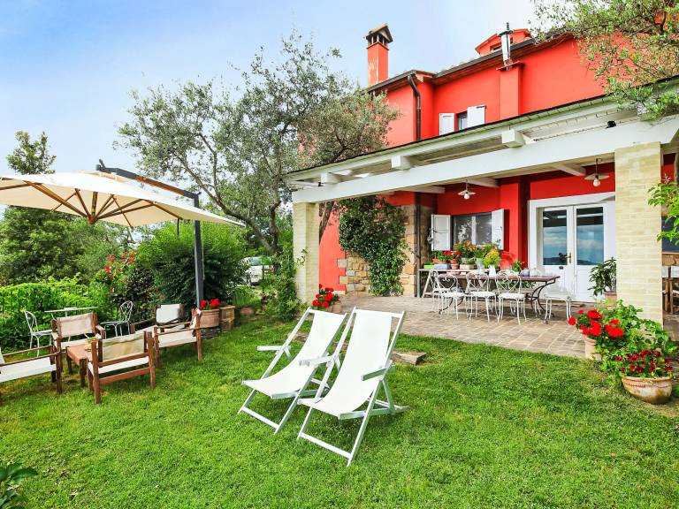 Fully equipped beautiful vacation home with barbecue, yard & jacuzzi | Pet-friendly — photo 4
