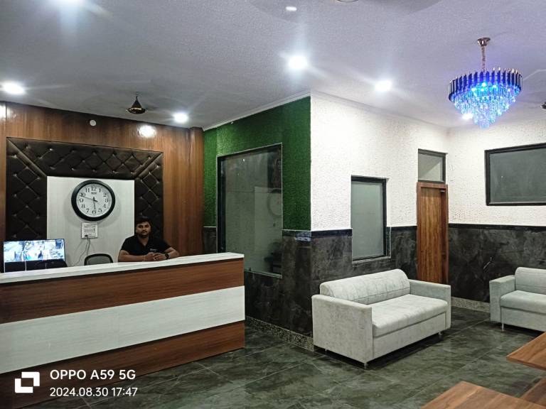 ShriGo Hotel Pushpa Residency